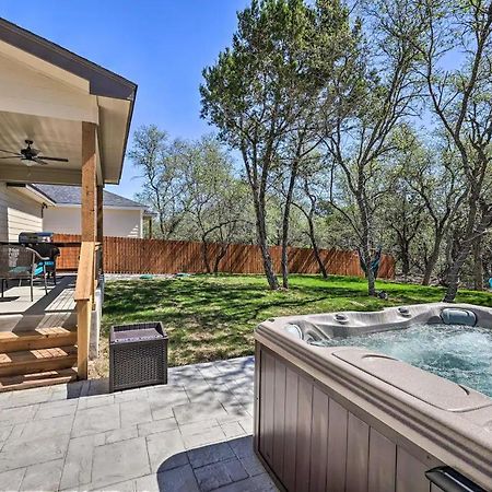 Convenient Cute Cottage Hot Tub Fire Pit Sleeps 6 Каньйон-Лейк Екстер'єр фото