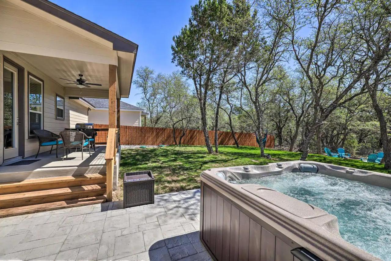 Convenient Cute Cottage Hot Tub Fire Pit Sleeps 6 Каньйон-Лейк Екстер'єр фото