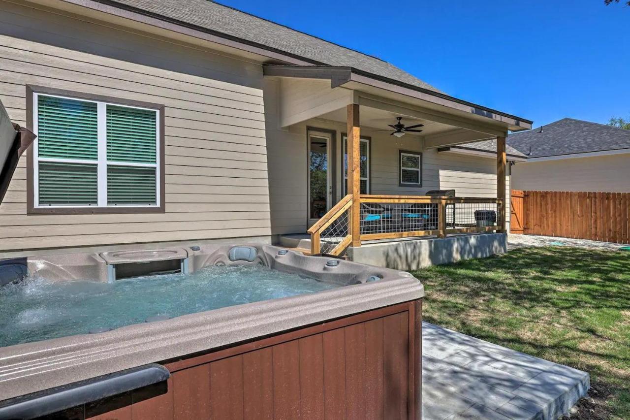 Convenient Cute Cottage Hot Tub Fire Pit Sleeps 6 Каньйон-Лейк Екстер'єр фото